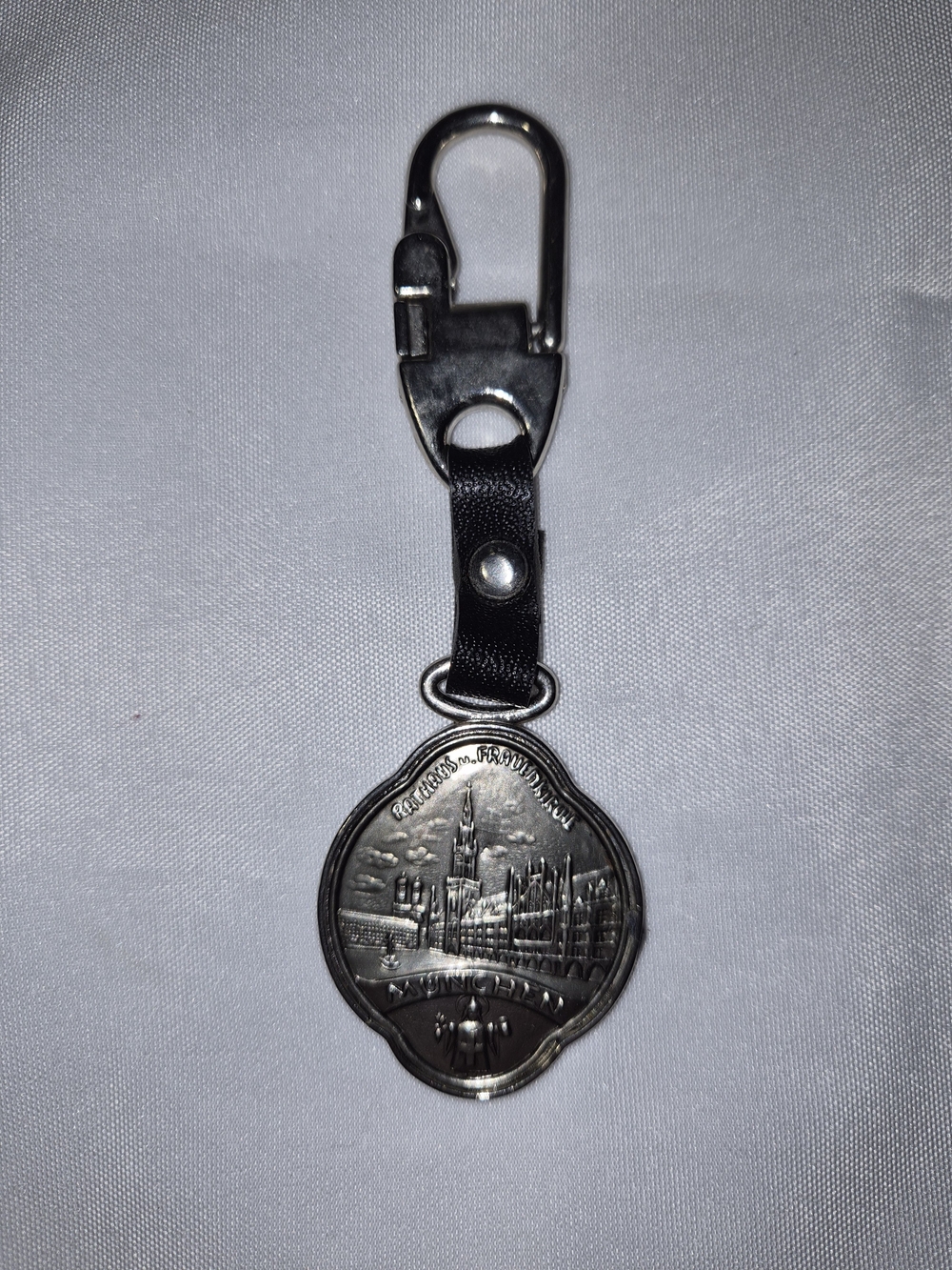 Vintage silver-tone metal souvenir keychain from Munich (München), Germany